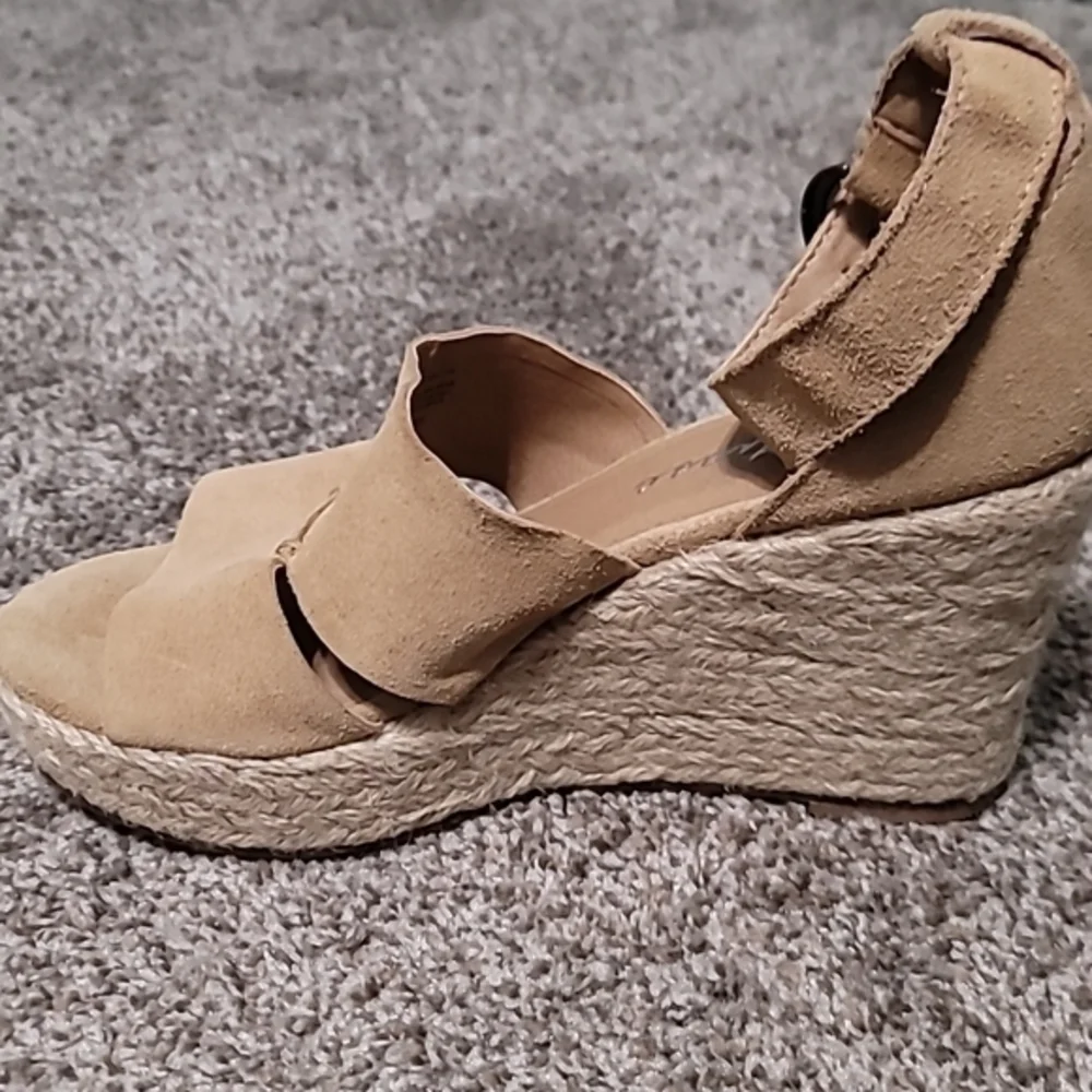 Matisse Tan Ankle-Stap Wedge Sandles/Heels Women's 10M. NWOT‎ Condition.